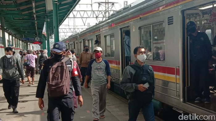 Suasana di Stasiun KRL