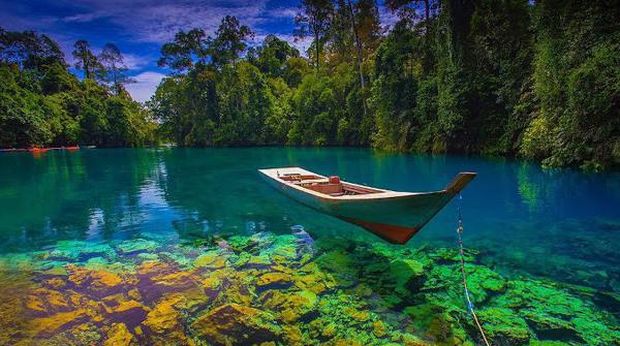 Jika ingin melihat danau yang indah dengan air yang sangat jernih bagaikan cermin, bisa kunjungi danau yang ada di Kalimantan Timur bernama Danau Labuan Cermin.