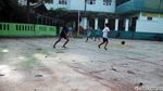 Waduh! di Tengah Pandemi, Anak-anak Ini Bermain Bola Tanpa Masker