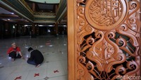 Masjid di Kota Bekasi itu menerapkan physical distancing atau pembatasan fisik untuk mencegah penyebaran COVID-19.