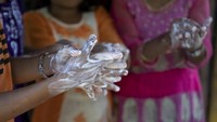 lebih dari 850 ribu pengungsi Rohingya dari Myanmar yang kini tinggal di kamp pengungsian Coxs Bazar, Bangladesh, juga terancam pandemi Corona. Termasuk anak-anak di dalamnya.