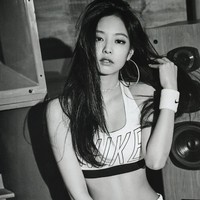 Tampil sporty, Jennie memamerkan tubuhnya yang atletis dengan crop top dan celana training. Foto: Nike