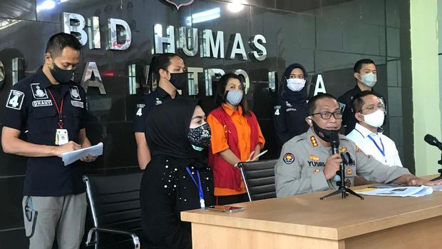 Rilis pelaku penyebar hoax soal Syahrini / 