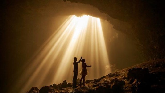 Gua Jomblang yang ada di Gunung Kidul, Yogyakarta terkenal dengan keindahan cahaya sucinya. Namun dibalik itu, gua ini memiliki sejarah yang kelam.