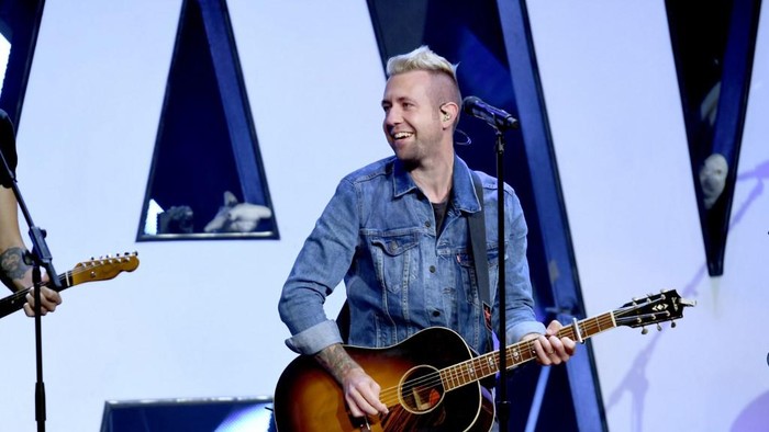 NASHVILLE, TN - MAY 28: Jon Steingard of Hawk Nelson performs onstage at the 5th Annual KLOVE Fan Awards at The Grand Ole Opry on May 28, 2017 in Nashville, Tennessee.   Jason Davis/Getty Images for KLOVE/AFP