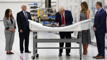 Presiden AS Donald Trump melakukan tanda tangan dalam rangkaian tur fasilitas NASA sebelum peluncuran. Foto: AP Photo/Evan Vucci