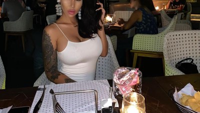 Kulineran Seru Barbie Dya, Wanita Seksi yang Hobi Makan Buah
