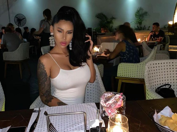 Kulineran Seru Barbie Dya, Wanita Seksi yang Hobi Makan Buah