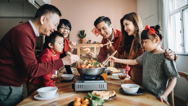 Corona Ancam Hilangnya Budaya Berbagi Makanan Pakai Sumpit di China