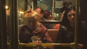 Seorang wanita tua dan kuicngnya. Melihat kucingnya yang terus menatap penuh cinta (Foto: Boredpanda)