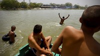 Terkait dengan gelombang panas yang tengah melanda kawasan India, dikutip dari CNN Indonesia, Sejauh ini tidak ada laporan kematian akibat gelombang panas di India. Fenomena serupa juga terjadi dalam beberapa tahun terakhir di negara Narendra Modi tersebut.