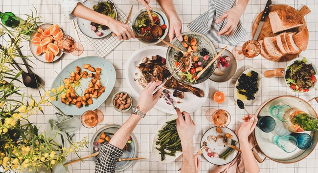5 Cara Makan Ini Ungkap Kepribadian Seperti dalam Drakor Dinner Mate