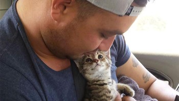 Aku dan kakak perempuan baru saja menyelamatkan anak kucing. Sekarang lihatlah betapa bahagianya dia! Cukup pemberian cinta untuk membuat kucing tersenyum (Foto: Boredpanda)