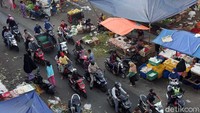 Arus lalu lintas di Pasar Cileungsi sedikit tersendat.