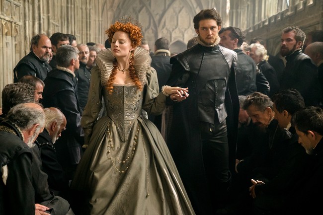 Margot Robbie harus mengenakan korset tiap hari saat syuting film Mary Queen of Scots. Meskipun pakai korset membuatnya lebih menghayati peran karena tidak bisa terlalu banyak bergerak, tapi dia menngakui kadang dirnya kesulitan bernapas. Foto: Istimewa