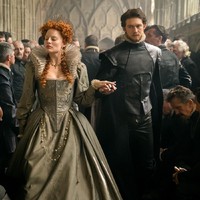 Margot Robbie harus mengenakan korset tiap hari saat syuting film Mary Queen of Scots. Meskipun pakai korset membuatnya lebih menghayati peran karena tidak bisa terlalu banyak bergerak, tapi dia menngakui kadang dirnya kesulitan bernapas. Foto: Istimewa