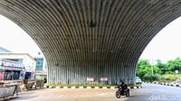 Keunikan flyover ini adalah adanya tiga terowongan melengkung setengah lingkaran di bawah lintasan flyover.