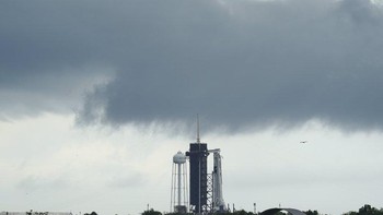 Cuaca memang menjadi kekhawatiran selama prosesi peluncuran setelah terjadinya badai tropis Bertha yang menyebabkan kondisi yang tidak aman di landasan dan downrange. Foto: AP/David J. Phillip