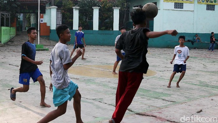 Waduh! di Tengah Pandemi, Anak-anak Ini Bermain Bola Tanpa Masker Sejumlah anak bermain bola di lapangan sekolah SMPN PGRI Surya Kencana, Cileungsi. Ngerinya mereka bermain tanpa memakai masker meski di tengah pandemi Corona.