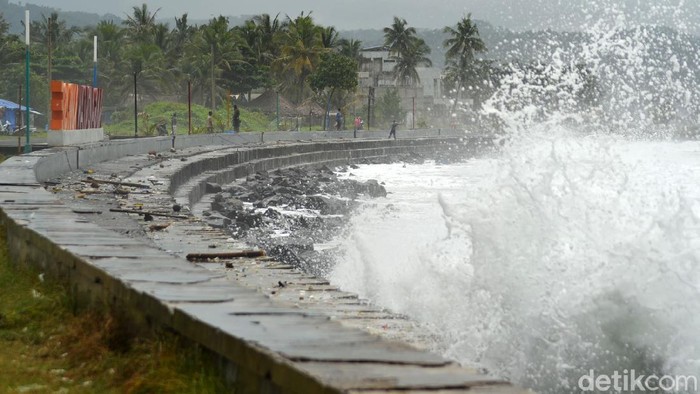 Gelombang pasang masih terus terjadi di pesisir pantai Pangandaran, Kamis (28/5/2020). Kantor Unit Penyelenggara Pelabuhan Kelas III Pangandaran menghimbau agar semua nelayan menghentikan sementara aktivitas pelayaran.
