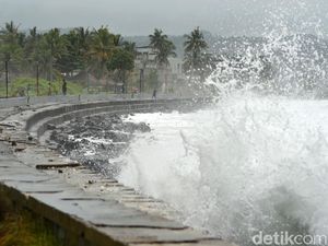 Belasan Kapal Nelayan di Tasik Rusak Dihantam Gelombang Tinggi