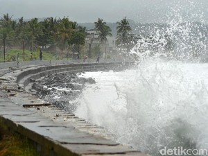 Waspadai Gelombang Tinggi hingga 4 Meter di Perairan Selatan Jabar