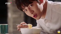 Ramyeon yang merupakan mie instan khas Korea juga jadi makanan favoritnya. Momen Ji Chang Wook saat akan menyeruput mie tersebut terlihat lucu. Foto: Istimewa