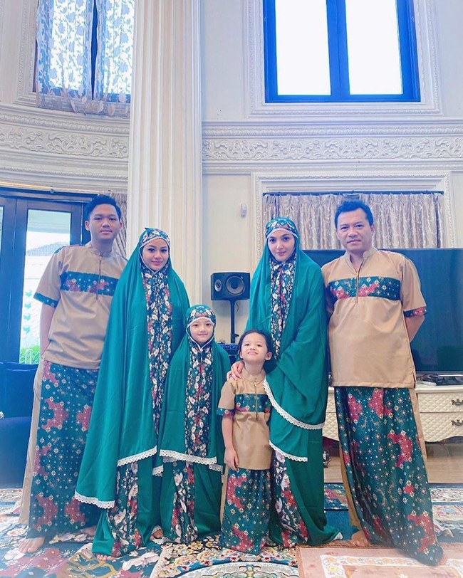 Untuk Salat Ied di rumah, Aurel Hermansyah bersama keluarga memilih mukena berwarna hijau dipadukan dengan kain bermotif untuk mempercantik tampilannya. Sedangkan untuk busana pria, keluarga Anang Hermansyah itu memilih baju koko berwarna coklat dipadukan kain bermotif warna hijau. Foto: Instagram @ashanty_ash