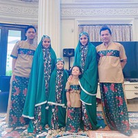 Untuk Salat Ied di rumah, Aurel Hermansyah bersama keluarga memilih mukena berwarna hijau dipadukan dengan kain bermotif untuk mempercantik tampilannya. Sedangkan untuk busana pria, keluarga Anang Hermansyah itu memilih baju koko berwarna coklat dipadukan kain bermotif warna hijau. Foto: Instagram @ashanty_ash