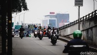 Tak hanya melawan arah, sejumlah pemotor tersebut juga tampak tak mengenakan helm.