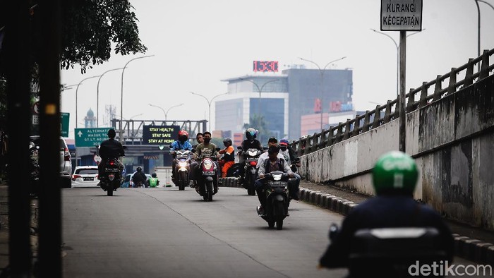 Sejumlah pengendara motor nekat lawan arah di kawasan Tanjung Barat, Jakarta. Tak sedikit pemotor yang nekat lawan arah demi persingkat waktu tempuh perjalanan.