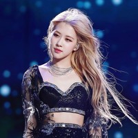 Rose pun tak kalah sering pakai crop top. Punya pinggang ramping, banyak wanita yang ingin tahu olahraga dan pola makan yang dilakukannya. Foto: dok.Fansite