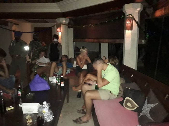 Satpol PP membubarkan private party yang digelar oleh warga asing di Bali. (Foto:Istimewa)