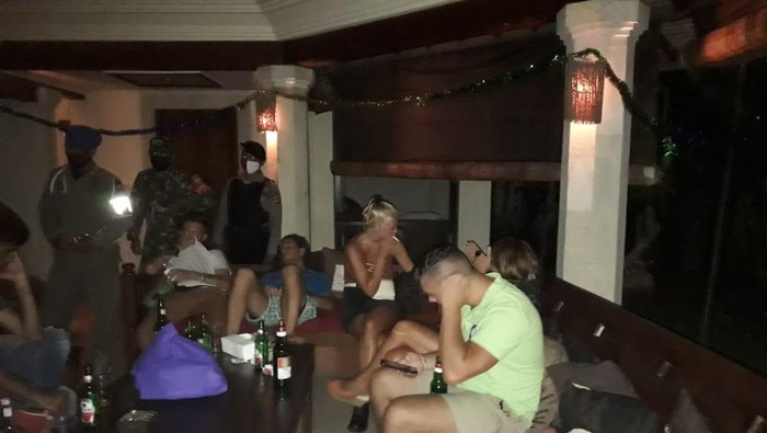 Satpol PP membubarkan private party yang digelar oleh warga asing di Bali. (Foto:Istimewa)