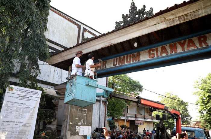 Rencana revitalisasi Pasar Umum di Gianyar, Bali tetap dijalankan dengan memasuki tahap pembongkaran dengan tetap menerapkan protokol COVID-19. Ini penampakannya.