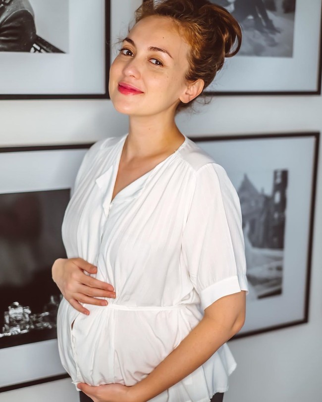 Pasangan Rianti Cartwright dan Cassanova Alfonso yang menikah pada 2010 lalu tengah berbahagia karena Rianti mengandung anak pertamanya. Kehamilan ini sangat berarti bagi keduanya yang menjalani program bayi tabung. Dalam akun Instagram, Rianti pun memperlihatkan perutnya yang semakin membuncit. #31weeks #ivfpregnancy : @capturemecas, unggah Rianti pada Jumat (22/5/2020). Foto: instagram @riantic