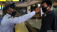 Beberapa warga yang datang diukur suhunya sebelum masuk terminal.