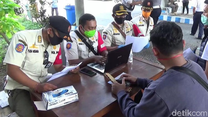 polda bali bantu screening pemudik di banyuwangi