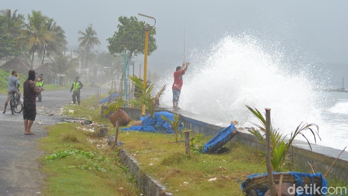 Gelombang tinggi di Pangandaran