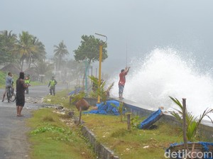 Gelombang Tinggi Terjadi di Pangandaran, Nelayan Diimbau Tak Melaut