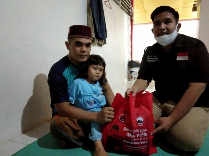 Tebar Paket Lebaran untuk Dai di Padang Sebanyak 500 paket lebaran khusus untuk warga terdampak Coronavirus Disease 2019 (COVID-19) di kelompok keagamaan, dibagikan PDIP Sumbar, Penyaluran bantuan ini melalui kader PDIP yang bergiat di sayap partai, Baitul Muslimin Indonesia (Bamusi) Sumbar.