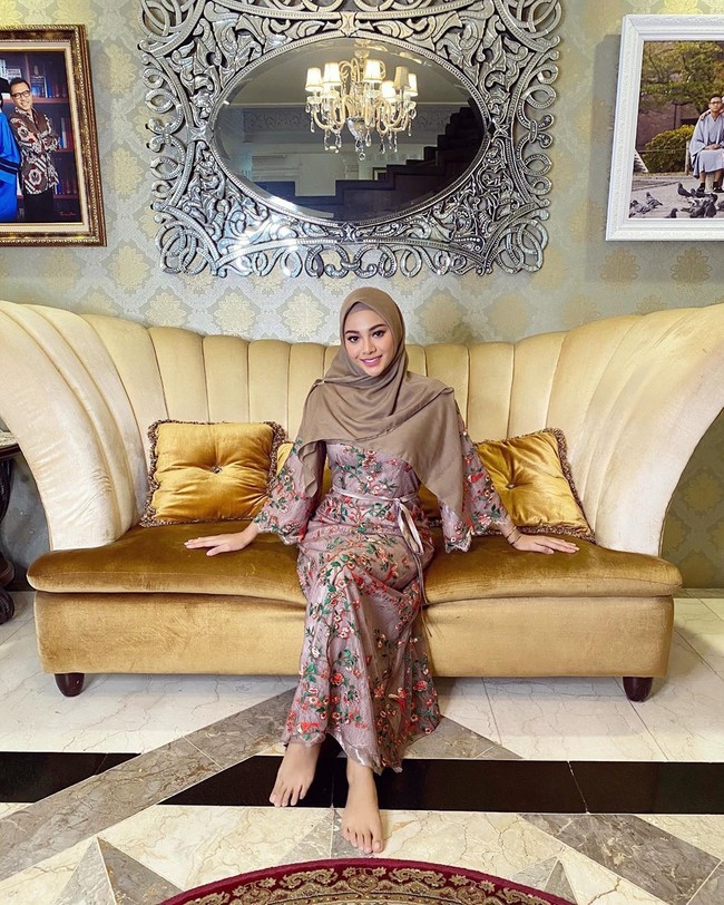 Aurel Hermansyah terlihat anggun dengan gamis berwarna coklat bermotif bunga di Hari Lebaran 2020. Tampilannya itu dipadukan dengan hijab polos berwarna senada. Foto: Instagram @aurelie.hermansyah
