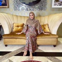 Aurel Hermansyah terlihat anggun dengan gamis berwarna coklat bermotif bunga di Hari Lebaran 2020. Tampilannya itu dipadukan dengan hijab polos berwarna senada. Foto: Instagram @aurelie.hermansyah