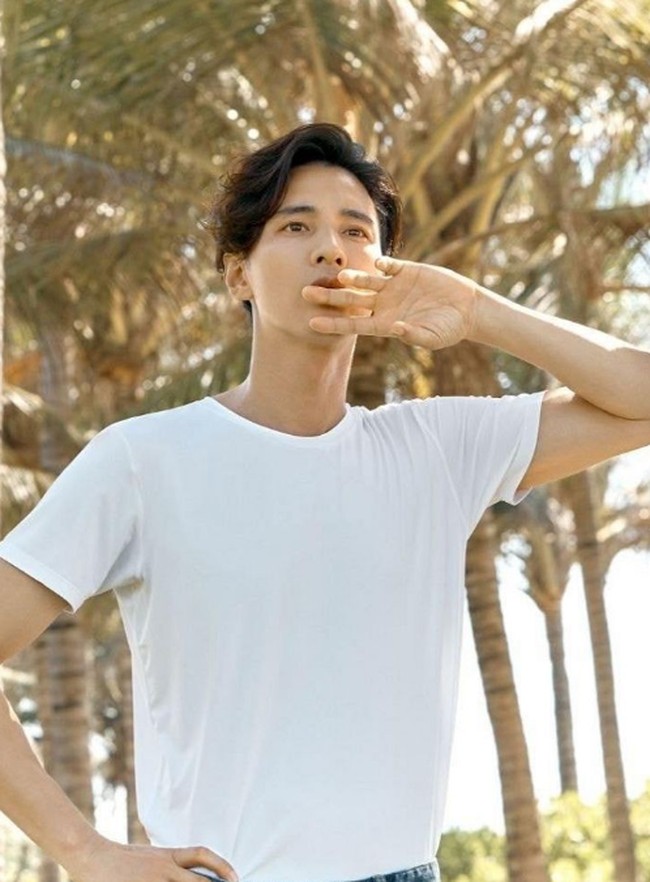 Seakan tak menua, Won Bin memperlihatkan wajah dan gaya awet muda di setiap seri foto. Foto: Dok. OLZEN