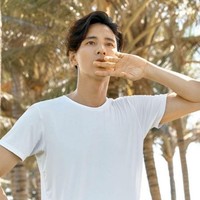 Seakan tak menua, Won Bin memperlihatkan wajah dan gaya awet muda di setiap seri foto. Foto: Dok. OLZEN