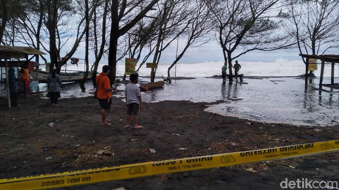 Wisatawan nekat terobos garis polisi di Pantai Bugel