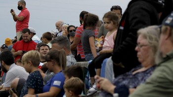 Sementara itu, masyarakat AS ramai mendatangi Kennedy Space Center. Foto: AP/David J. Phillip