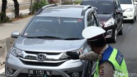 Setiap kendaraan dari luar Jakarta diminta menepi.