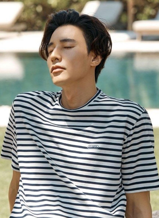 Mengenakan berbagai variasi baju casual sampai formal, tak terlihat bahwa aktor yang populer lewat serial Autumn In My Heart ini sudah menginjak kepala empat. Foto: Dok. OLZEN