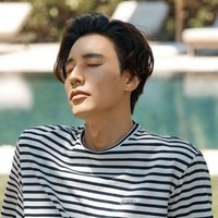 Mengenakan berbagai variasi baju casual sampai formal, tak terlihat bahwa aktor yang populer lewat serial Autumn In My Heart ini sudah menginjak kepala empat. Foto: Dok. OLZEN